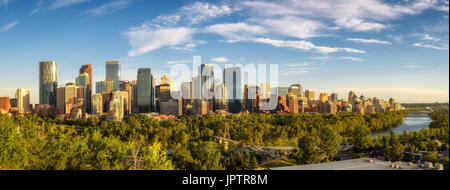 Die Skyline der Stadt von Calgary mit Bow River, Alberta, Kanada Stockfoto