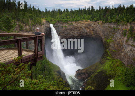 Touristen auf einer Outlook-Plattform stehen und betrachten die Helmcken Falls im Wells Gray Provincial Park in der Nähe von Clearwater, Kanada. Stockfoto