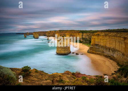 Sonnenuntergang über The Twelve Apostles entlang der berühmten Great Ocean Road in Victoria, Australien, in der Nähe von Port Campbell. Langzeitbelichtung. Stockfoto