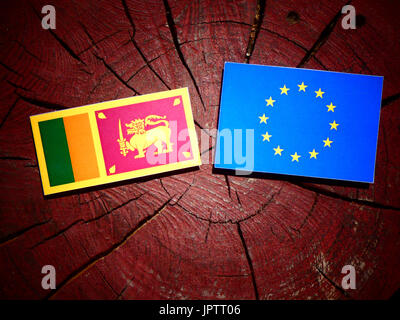 Sri Lanka Fahne mit EU-Flagge auf einem Baumstumpf, isoliert Stockfoto