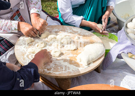 Erstellung einer traditionellen türkischen Yufka für Gebäck - Gözleme mit den Händen einer Frau. ISTANBUL, Türkei - 13. Mai 2017 Stockfoto