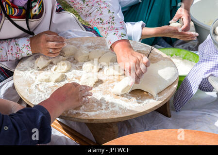 Erstellung einer traditionellen türkischen Yufka für Gebäck - Gözleme mit den Händen einer Frau. ISTANBUL, Türkei - 13. Mai 2017 Stockfoto