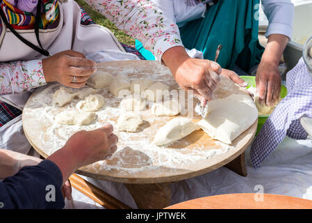 Erstellung einer traditionellen türkischen Yufka für Gebäck - Gözleme mit den Händen einer Frau. ISTANBUL, Türkei - 13. Mai 2017 Stockfoto