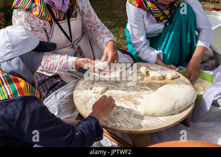 Erstellung einer traditionellen türkischen Yufka für Gebäck - Gözleme mit den Händen einer Frau. ISTANBUL, Türkei - 13. Mai 2017 Stockfoto