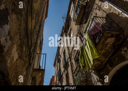 Wäsche auf dem Balkon in der Altstadt von Tarragona, Spanien 2017 hängen Stockfoto