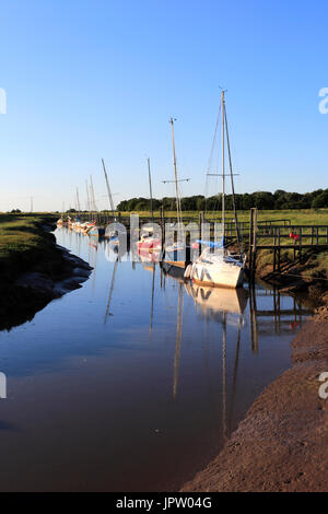 Boote vertäut am Fluss Wainfleet, Gibraltar Point, Skegness, Lincolnshire, England, UK Stockfoto