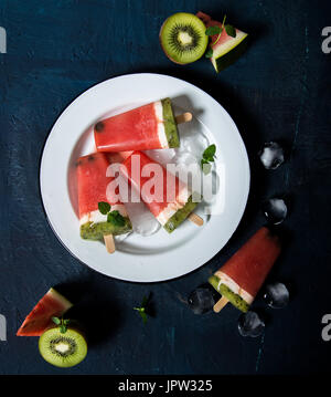 Hausgemachte Obst Eis am Stiel mit Wassermelone, Kiwi und Kokos Stockfoto