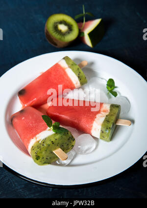 Hausgemachte Obst Eis am Stiel mit Wassermelone, Kiwi und Kokos Stockfoto