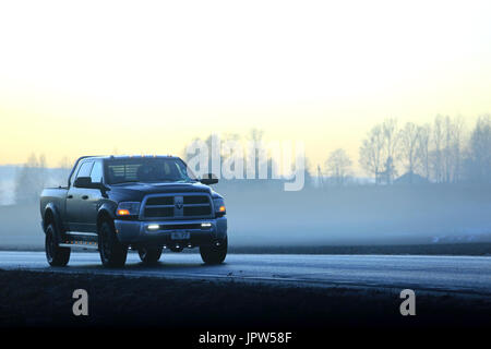 SALO, Finnland - 27. Januar 2017: Dodge Pickup-Truck fährt entlang Highway durch Nebel bei Sonnenuntergang im Winter. Stockfoto