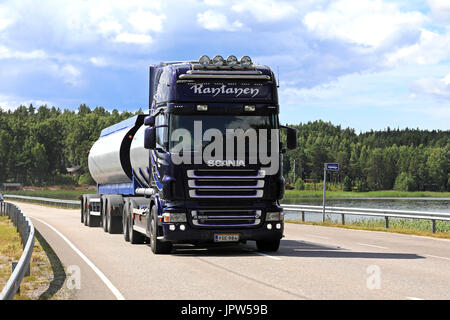 SALO, Finnland - 23. Juli 2017: Lila Scania R500 Tankwagen für Transport von JR-Trans bewegt sich entlang einer Brücke über Meer im Süden von Finnland zu sein Stockfoto