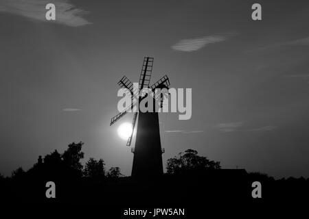 Sonnenuntergang über Sibsey Händler Windmühle, Sibsey Dorf, Grafschaft Lincolnshire, England, UK Stockfoto