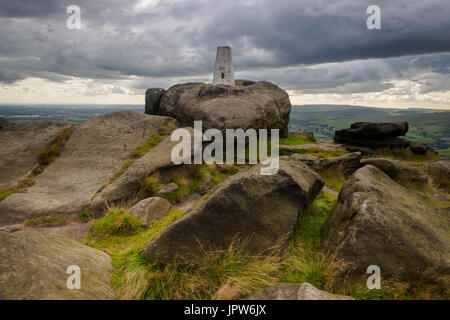 Blackstone Edge ist ein gritstone Escarpment auf 1.549 Meter über dem Meeresspiegel in den Walliser Bergen. Stockfoto