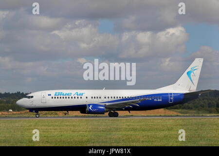 Rumänischen Blue Air Boeing 737-400 YR-BAK abheben am Flughafen London Luton, UK Stockfoto