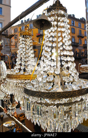 Ein Kronleuchter aus Murano-Glas, antiker Markt in Navigli, Italien Stockfoto