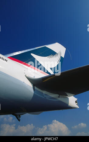 Schwanzflosse, APU Tailcone und Horizontal-Stabilisator eine Cathay Pacific Airways Boeing 777-300 Stockfoto