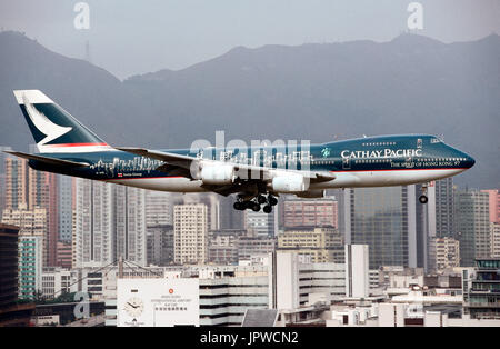 Cathay Pacific Airways Boeing 747-200 mit 'Spirit of Hong Kong 97' Spezial-Lackierung auf Finale-Ansatz über Kowloon Stockfoto