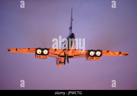 British Airways Aerospatiale-BAC Concorde Massenermittlung in einem lila Sonnenuntergang mit Rauch aus Motoren und Nachbrenner Stockfoto