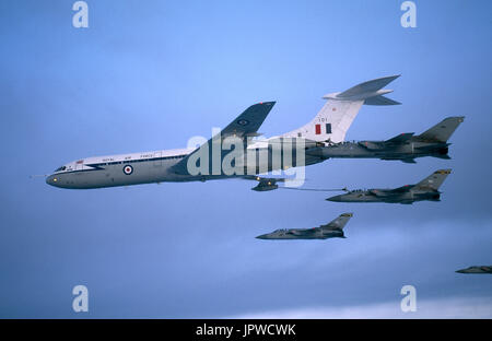 Königliche Luftwaffe RAF Vickers VC-10 und Panavia Tornado Bildung Luft zu Luft Betankung über der Nordsee Stockfoto
