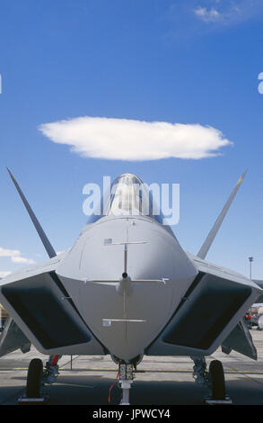 Nase und Windschutzscheibe eines USAF Lockheed Martin F/A-22 Raptor-Prototyps geparkt in der Statik-Anzeige am 1997 Nellis AFB Golden Air Tattoo Stockfoto