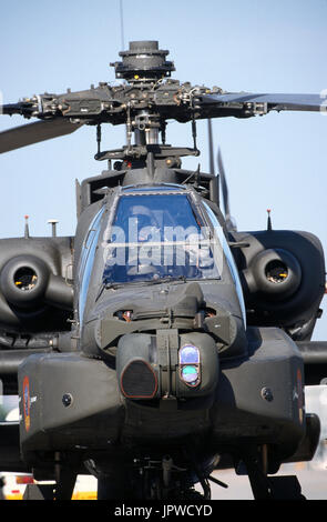 Pilot im Cockpit der ein U.S. Army Boeing AH-64 Apache Vorbereitung auf der 1997 Dubai International Airshow Take-off Stockfoto