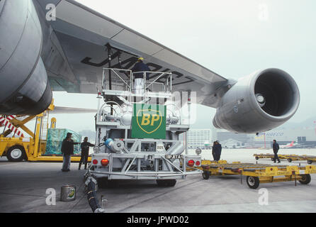 BP Tankstellen Bowser unter Flügel und ein GE CF-6-50E2-Aufnahme von einem Nippon Cargo Airlines Boeing 747-200F mit Fracht beladen hinter Stockfoto