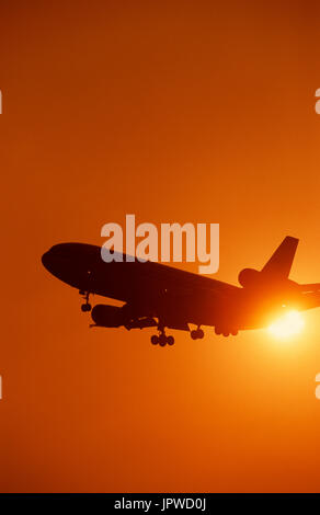 McDonnell Douglas DC-10-30 auf Finale-Ansatz in der Abenddämmerung Stockfoto