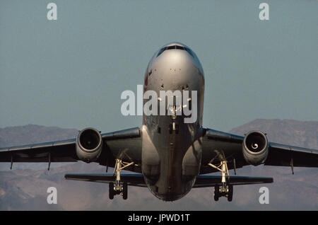 Sun Country Airlines McDonnell Douglas DC-10-10 Massenermittlung mit Hügeln hinter Stockfoto