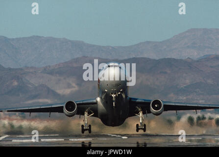 Sun Country Airlines McDonnell Douglas DC-10-10 Massenermittlung mit Hügeln hinter Stockfoto