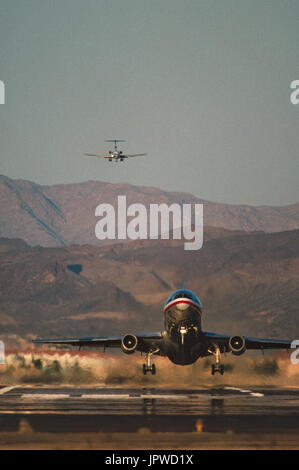 American Airlines McDonnell Douglas DC-10 / 10/Massenermittlung mit einer Boeing 727 auf Finale-Ansatz und Hügeln hinter Stockfoto