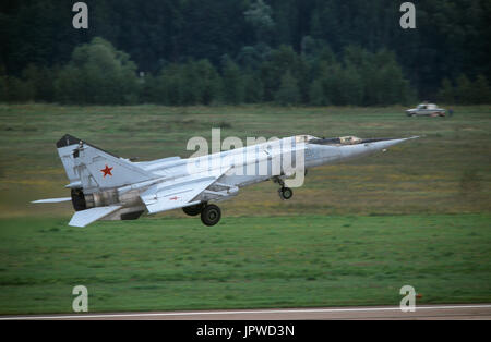 Russische Luftwaffe Mikoyan MiG-25PU Foxbat Massenermittlung im fliegen-Display auf der 1999 MAKS Airshow Stockfoto