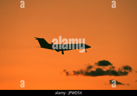 Grumman G-1159 Gulfstream 2 Finale-Ansatz in der Abenddämmerung Stockfoto