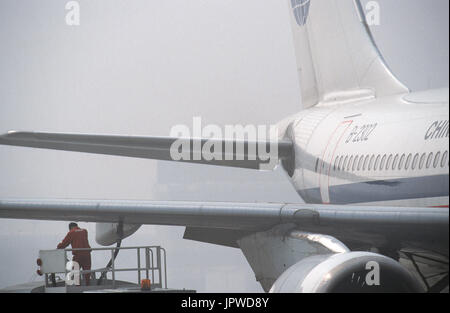 Refueller Überwachung angebracht an der Unterseite des Flügels von einem China Northwest Airlines Airbus A310-200 Kraftstoffschlauch geparkt Stockfoto