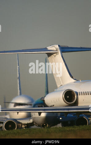 Schwanzflosse eine McDonnell Douglas MD-80, Boeing 737 und 767 Warteschlange nehmen Weg hinter Stockfoto