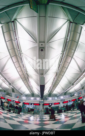 Deckenkonstruktion und Terminal1 United Airlines Check-in Schalter Stockfoto