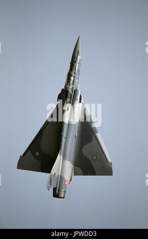 Französische Luftwaffe Dassault Mirage 2000 b im fliegen-Display an der 2001 Mildenhall Air Fete Stockfoto