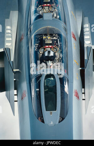 ein USAF McDonnell Douglas F-4E Phantom fliegenden anzeigen Windschutzscheiben, Motor-Zufuhr und Piloten tragen Helm, Visier und Sauerstoff-Maske Stockfoto