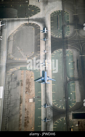 Embraer 120 Brasilias, BAE Jetstreams, Boeing 737 und McDonnell Douglas DC-10-Warteschlange für den Start auf einem Taxiway parallel zur Start-und Landebahn 24 Stockfoto