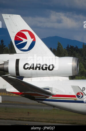 Winglet, Heckflosse, PW4460-Motorhaube mit Schubumkehr bereitgestellt und Horizontal-Stabilisator in einem China Eastern Airlines Cargo McDonnell Douglas M Stockfoto