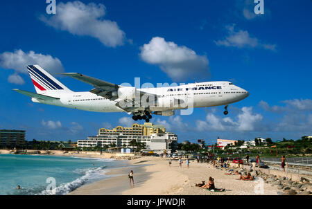 Air France Boeing 747 - 200M auf sehr niedrigen Finale-Ansatz über Maho Beach Hotels hinter Stockfoto