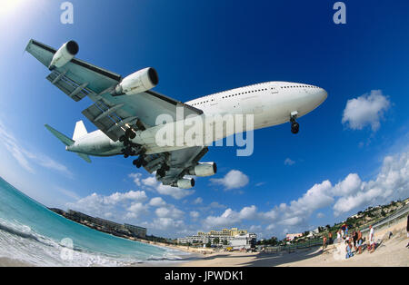 Air France Boeing 747 - 200M SUD auf sehr niedrigen Finale-Ansatz über Maho Beach mit Menschen am Strand und Hotels hinter Stockfoto