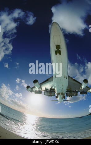 Air France Boeing 747-300 auf sehr niedrigen Finale-Ansatz über Maho Beach Landung Stockfoto