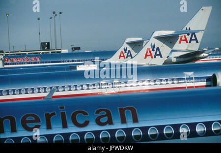 American Airlines McDonnell Douglas MD-80 s und Boeing 767 geparkt Stockfoto