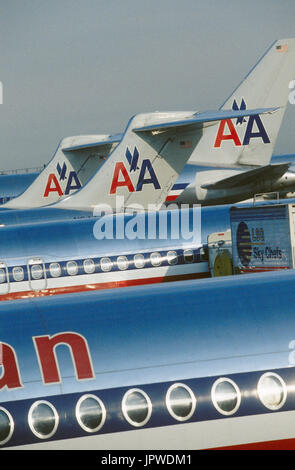 American Airlines McDonnell Douglas MD-80 s und Boeing 767 geparkt Stockfoto