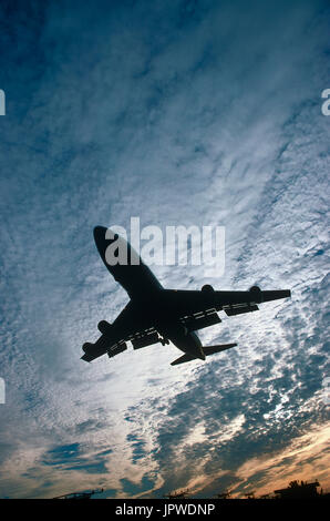 Boeing 747-200 auf Finale-Ansatz in der Abenddämmerung mit Alto-Cumulus-Wolken hinter Stockfoto