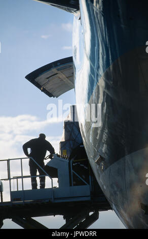 Mann auf einen Tieflader mit Ladung der Verladung in eine Korean Airlines Boeing 747-200F Stockfoto