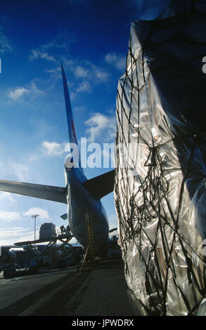 Ladung mit Korean Airlines Boeing 747-200F hinter geladen wird Stockfoto