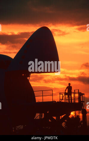 Fracht geladen in öffnen Nase Frachttür von Southern Air Transport Boeing 747 in der Abenddämmerung Stockfoto