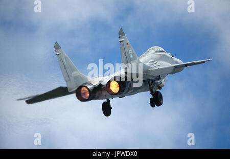 Deutsche Luftwaffe Mikoyan MiG-29 Fulcrum Massenermittlung mit Nachbrenner lodernden im fliegen-Display an der 1997 Mildenhall Air Fete Stockfoto