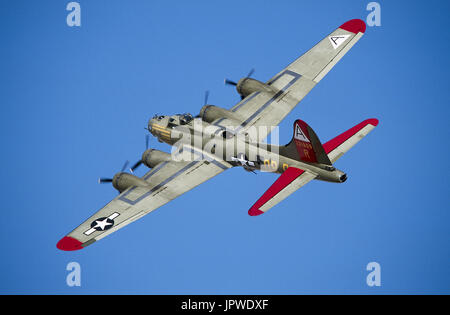 USAF Boeing B - 17G Flying Fortress benannt "Neun-0-9" im fliegen-Display auf der Airshow 1997 Confederate Air Force Stockfoto