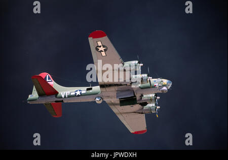 USAF Boeing B - 17G Flying Fortress namens "Texas Raiders" im fliegen-Display auf der Airshow 1997 Confederate Air Force Stockfoto